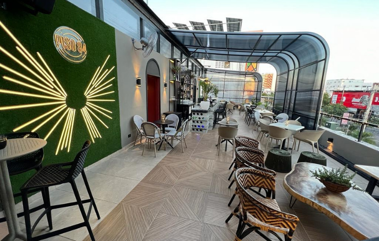 Piso-84-Tapas-Bar-Lounge Rooftops en Santo Domingo: Terrazas para ver la ciudad desde arriba